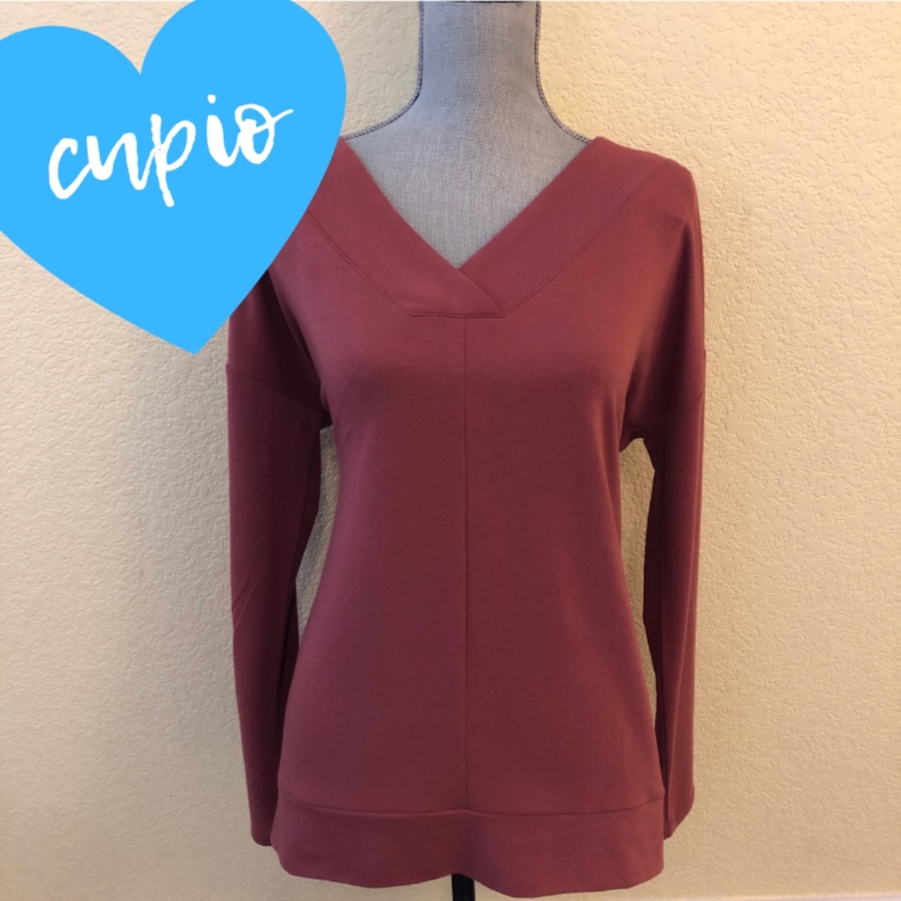*NWT* cupio V-Neck Ladies Top **GORGEOUS**